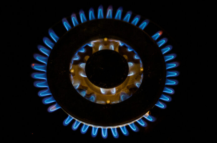 FOTO DE ARCHIVO: Las llamas de un quemador de gas en una cocina se muestran en una casa privada en Francia gas en Alemania