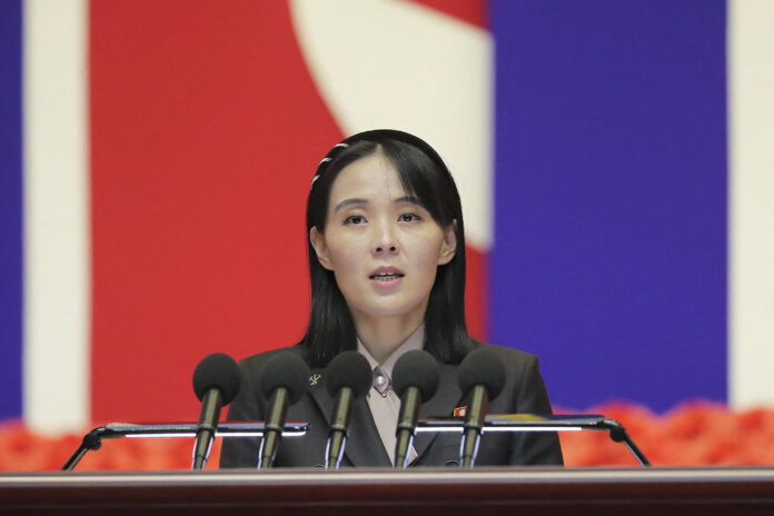 Kim Yo-jong pronunciando un discurso en Piongyang.