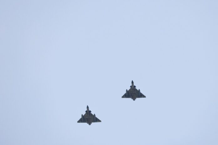 Dos aviones militares volando.
