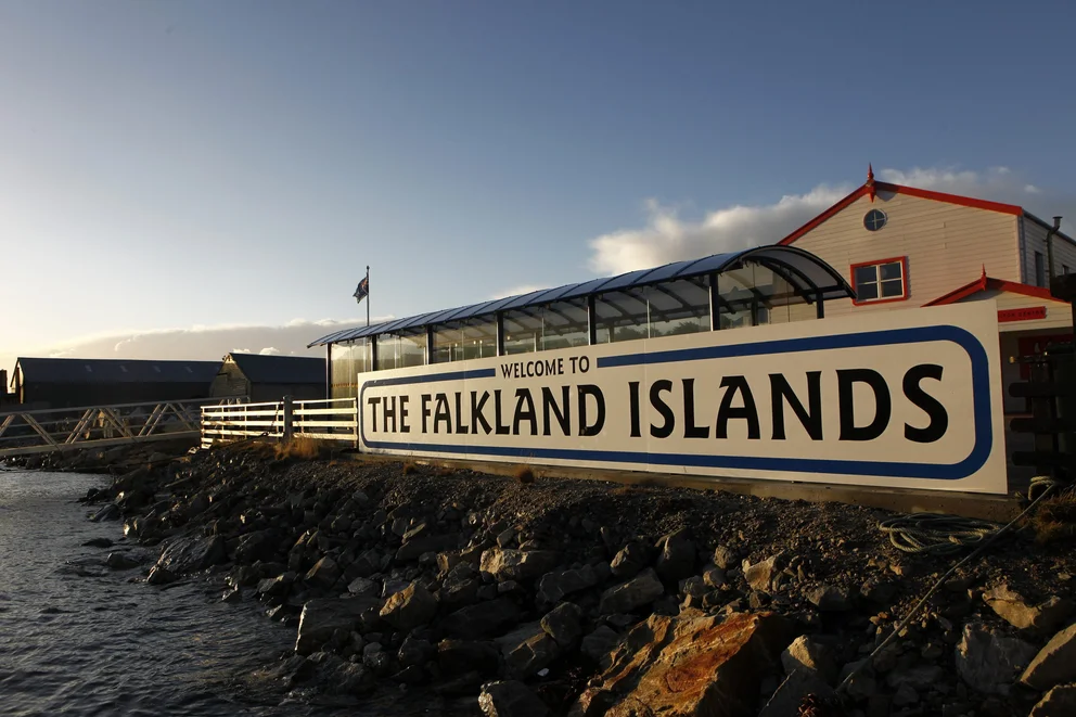 Cartel de bienvenida en Islas Malvinas