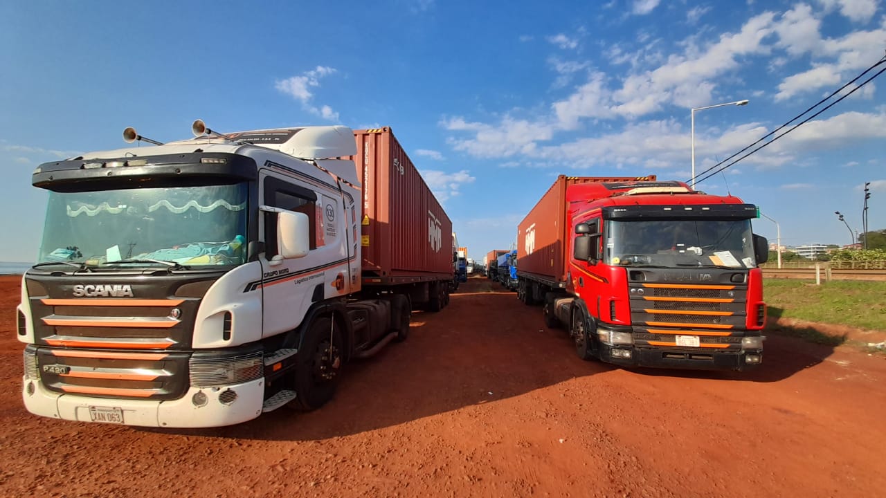 Camioneros paraguayos esperan en el Centro de Frontera argentino para evitar robos en la Aduana de Encarnación
