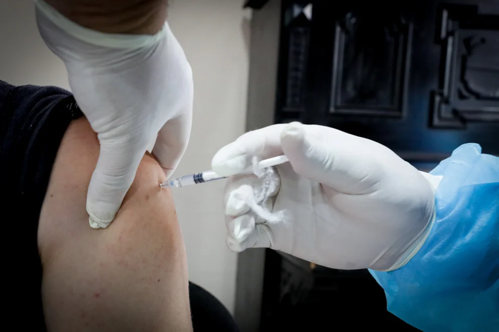 Las autoridades destacaron la importancia en la vacunación para evitar cuadros graves y muerte por COVID / (EFE)
