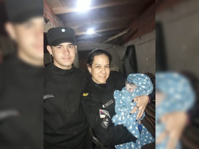 Policías ayudaron a una mujer a dar a luz