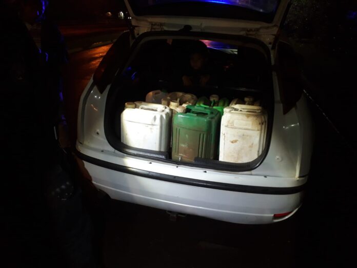 bidones cargados de combustible