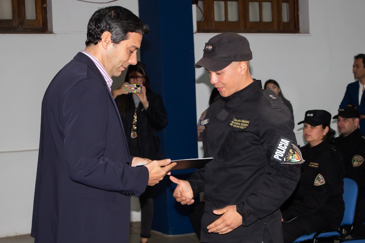 Realizaron un reconocimiento a la jefa policial María Miranda, quien recibió un ataque con tintes mafiosos ayer en su casa de San Vicente