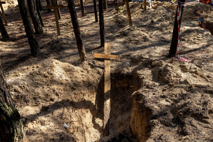 cadáveres enterrados en una fosa en Ucrania