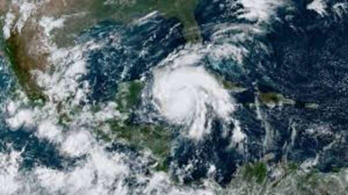 Detuvieron la producción de petróleo en dos plataformas del golfo de México por el asomo del huracán Ian