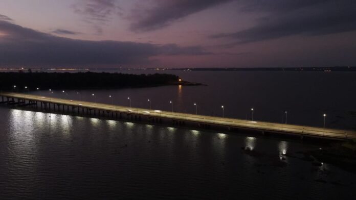 luminaria sobre el Puente Garupá