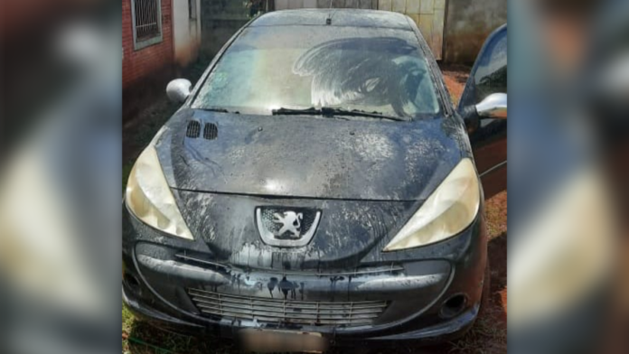 Un hombre roció con nafta el auto de su pareja y quiso prenderlo fuego con ella adentro: terminó detenido