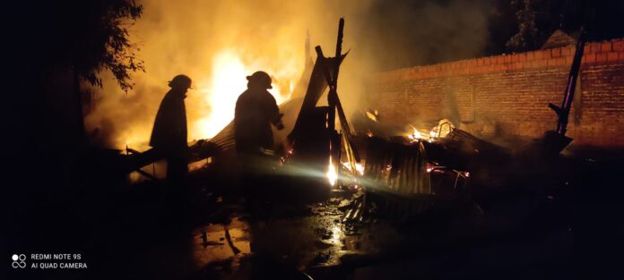 incendio destruyó una vivienda de madera