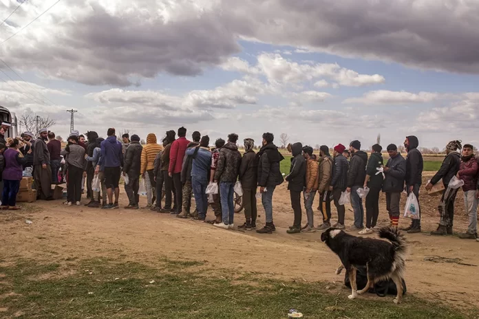 Cola de migrantes y refugiados en Edirne, Turquía (DAMLA ATAK / ZUMA PRESS / CONTACTOPHOTO)