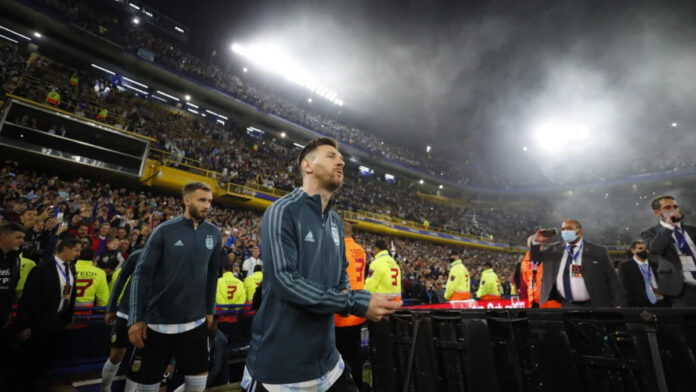 Lionel Messi ingresando en La Bombonera el pasado 25 de marzo en el triunfo ante Venezuela (REUTERS/Agustín Marcarian)