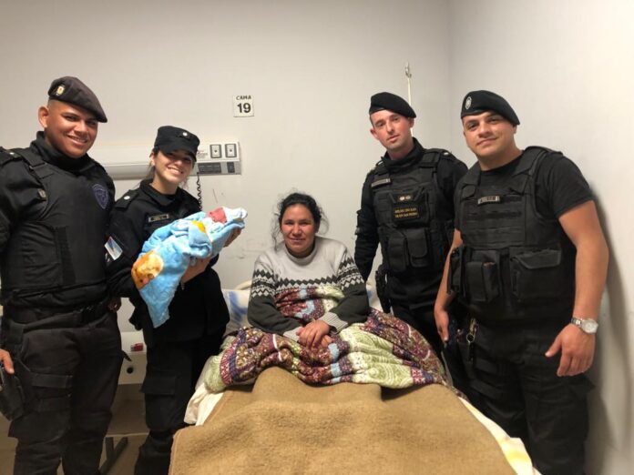 Policías parteros asistieron a una mujer que dio a luz