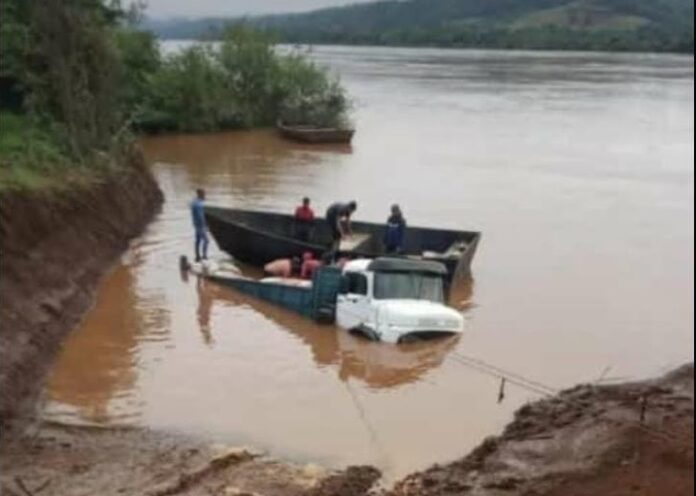 camión con soja cayó al río Uruguay