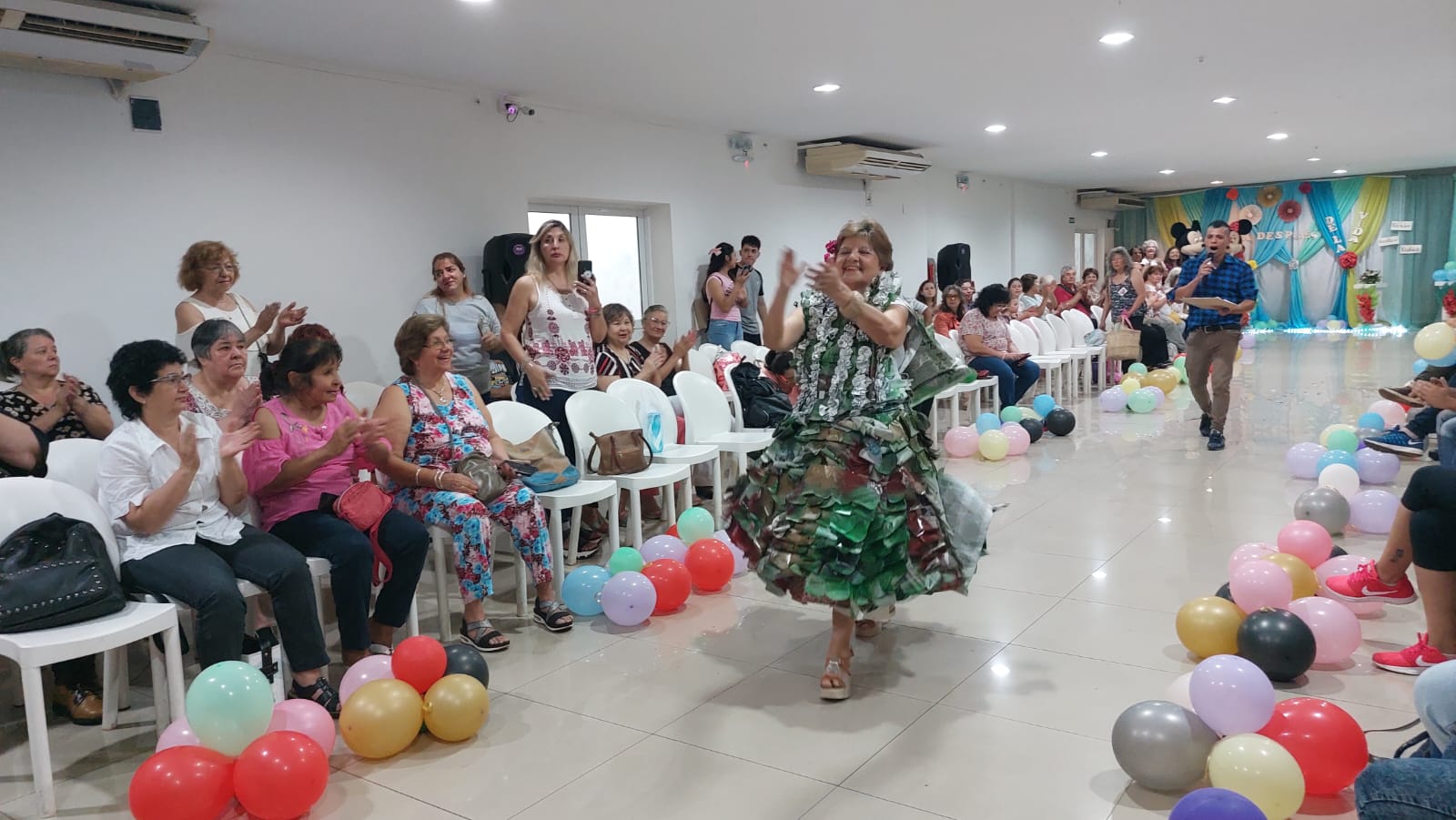 Posadas | Adultos mayores y niños disfrutaron de un desfile de trajes  reciclados