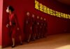 TOPSHOT - Asistentes esperan a los visitantes de la exhibición "Siguiendo Adelante en una Nueva Era", que muestra los logros del país durante los últimos dos términos de Xi Jinping, en el Centro de Exhibición de Pekín el 12 de octubre de 2022, en las vísperas del 20º Congreso del Partido Comunista de China (Foto por Noel CELIS / AFP)