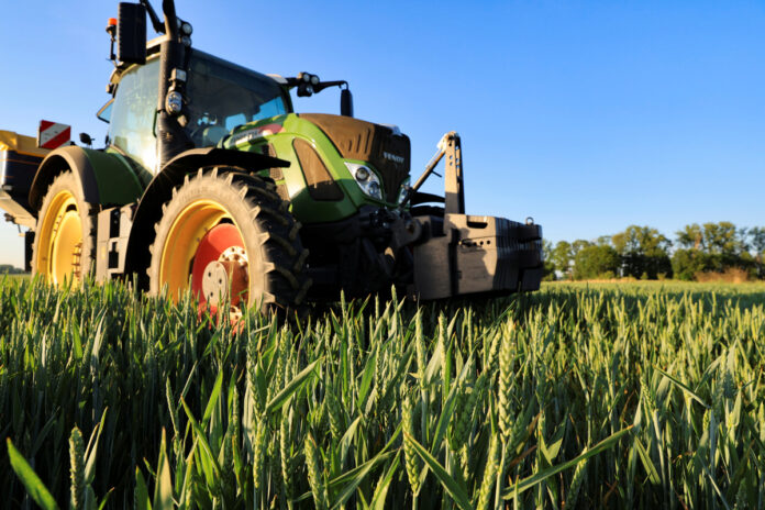 FOTO DE ARCHIVO: Un agricultor esparce abono nitrogenado en su campo de trigo, en Inchy-en-Artois