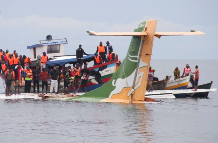 Un avión de pasajeros se estrella en el lago Victoria en Tanzania, deja 19 muertos
