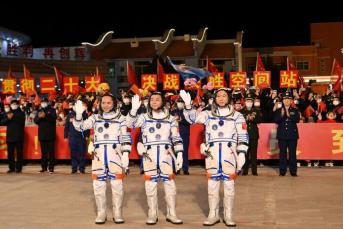 China envió a tres astronautas para la primera rotación en órbita