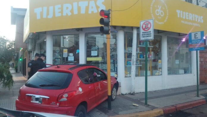 Joven alcoholizado chocó