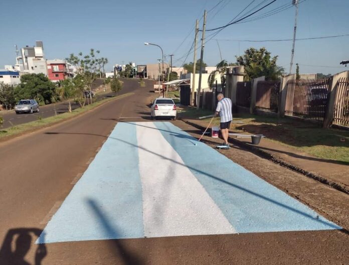 vecino pintó una bandera de Argentina sobre la avenida