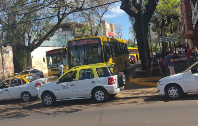 taxistas cortan avenidas en Posadas