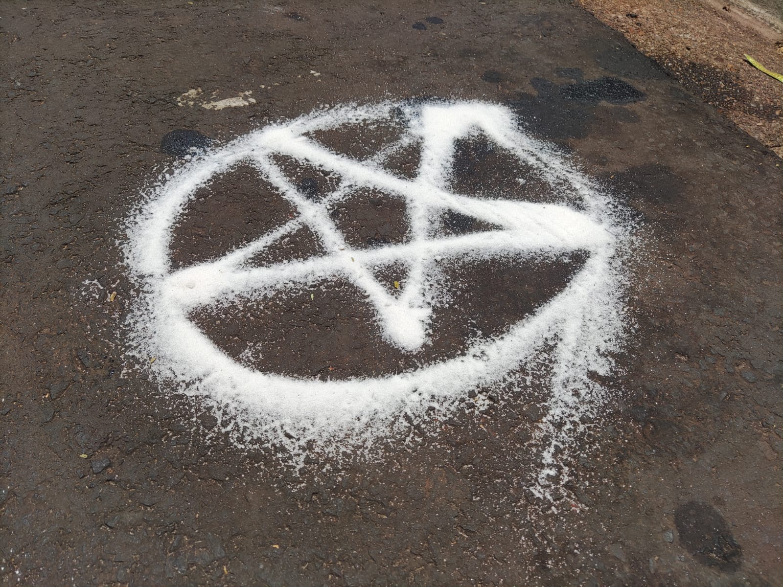signos satánicos hechos con sal en Posadas
