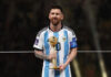 Lionel Messi posa con el Balón de Oro. REUTERS/Carl Recine