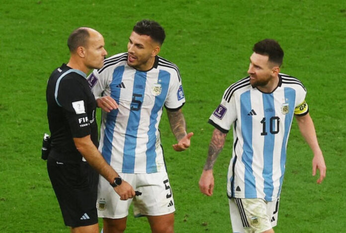 Messi y el Dibu muy enojados con el árbitro