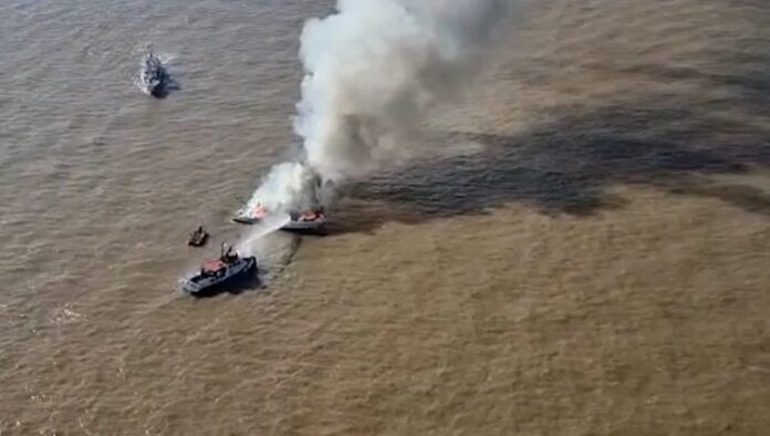 Se incendió un barco que navegaba por el Río de la Plata