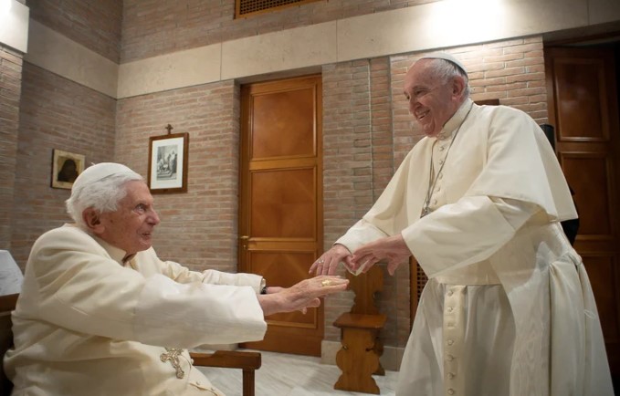El papa Francisco expresó su gratitud a Benedicto XVI