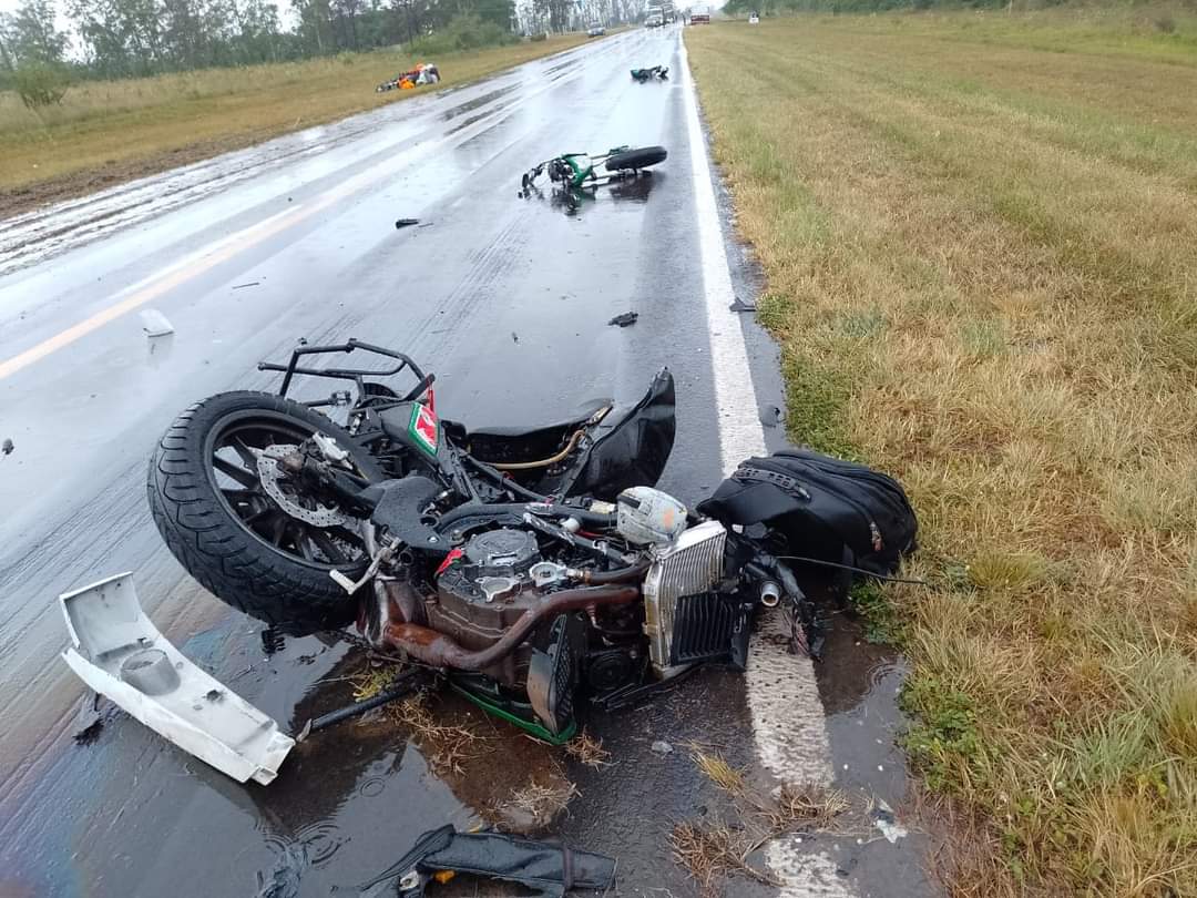 Un camión atropelló a dos motociclistas en la ruta y uno de ellos murió 