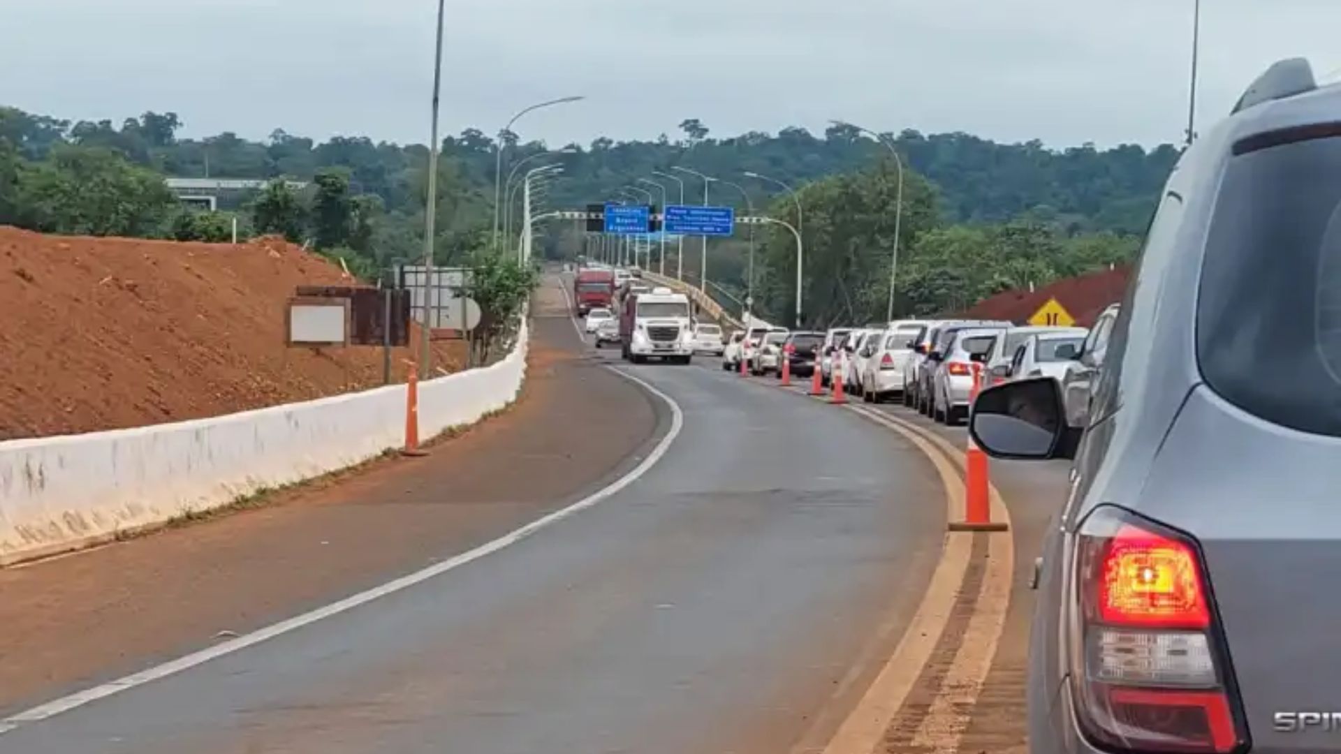 Largas filas en el puente Tancredo Neves