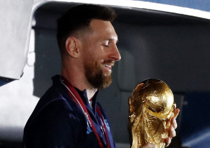 Fútbol - La selección argentina llega a Buenos Aires tras ganar el Mundial - Buenos Aires, Argentina - 20 de diciembre de 2022 - El argentino Lionel Messi con el trofeo durante la llegada del equipo al aeropuerto internacional de Ezeiza Premios Olimpia 2022