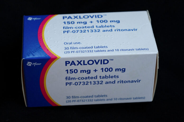 FOTO DE ARCHIVO: Paxlovid, el medicamento antiviral de Pfizer para tratar el COVID-19, aparece en esta ilustración fotográfica tratamiento del Covid-19