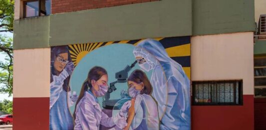mural en honor a los trabajadores de la salud