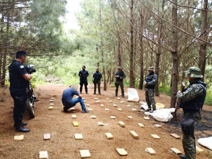 Incautaron cuatro bolsas repletas de marihuana