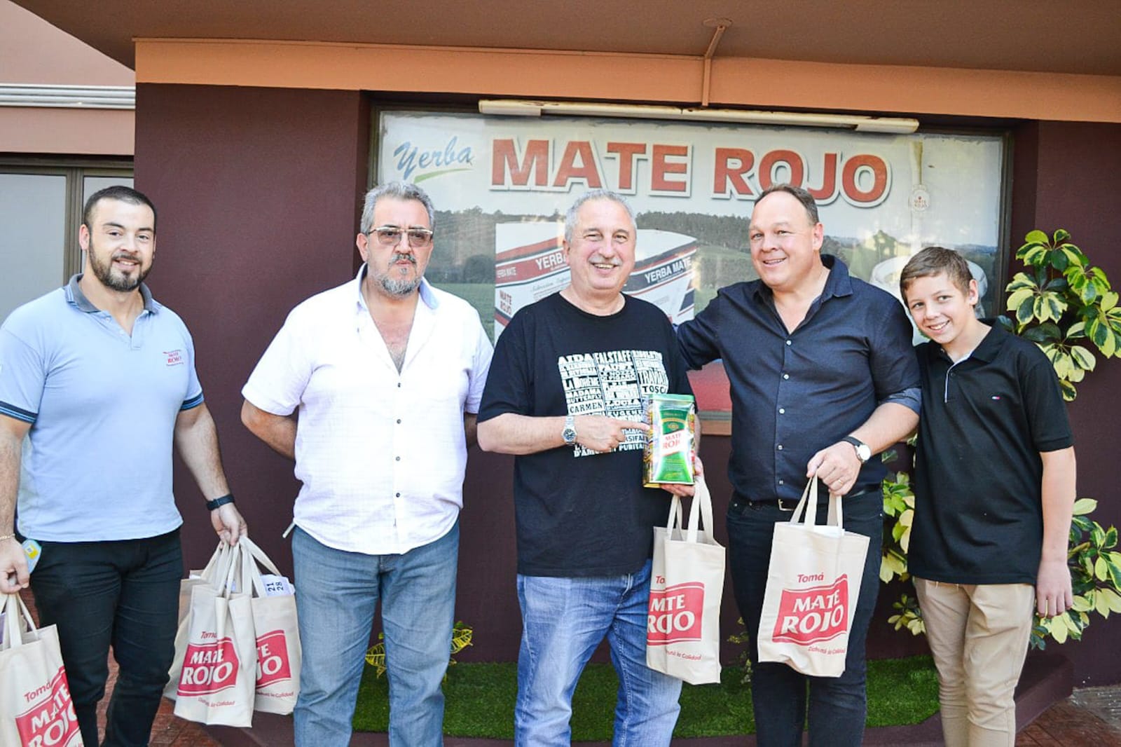 Hugo Passalacqua entregó un beneplácito a la empresa Mate Rojo 
