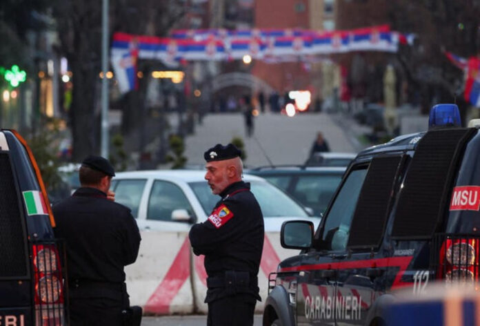 Carabineros italianos integrantes de la misión de paz de la OTAN hacen guardia junto al puente sobre el río Ibar, en la dividida localidad de Mitrovica, Kosovo. conflictos con Kosovo