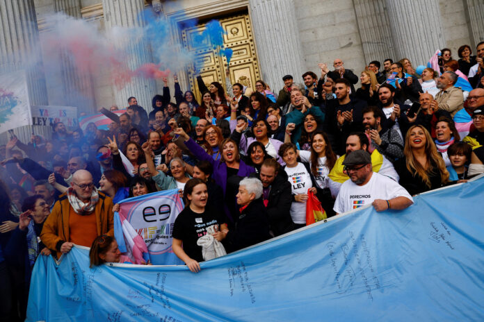 España aprobó un proyecto de ley para las personas trans