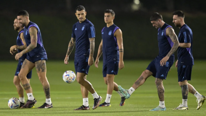 La Selección argentina se entrenó a horas del partido con Australia: el probable equipo que analiza Scaloni (Foto: AFP).