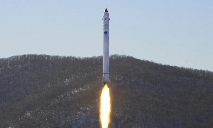 Corea del Norte disparó dos misiles