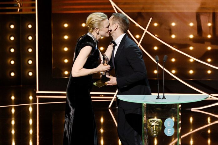 Cate Blanchett recibe el BAFTA por Mejor Actriz en la edición 2023.