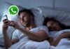 Pareja durmiendo con el logo de WhatsApp