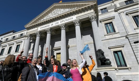 España aprobó el libre cambio de género