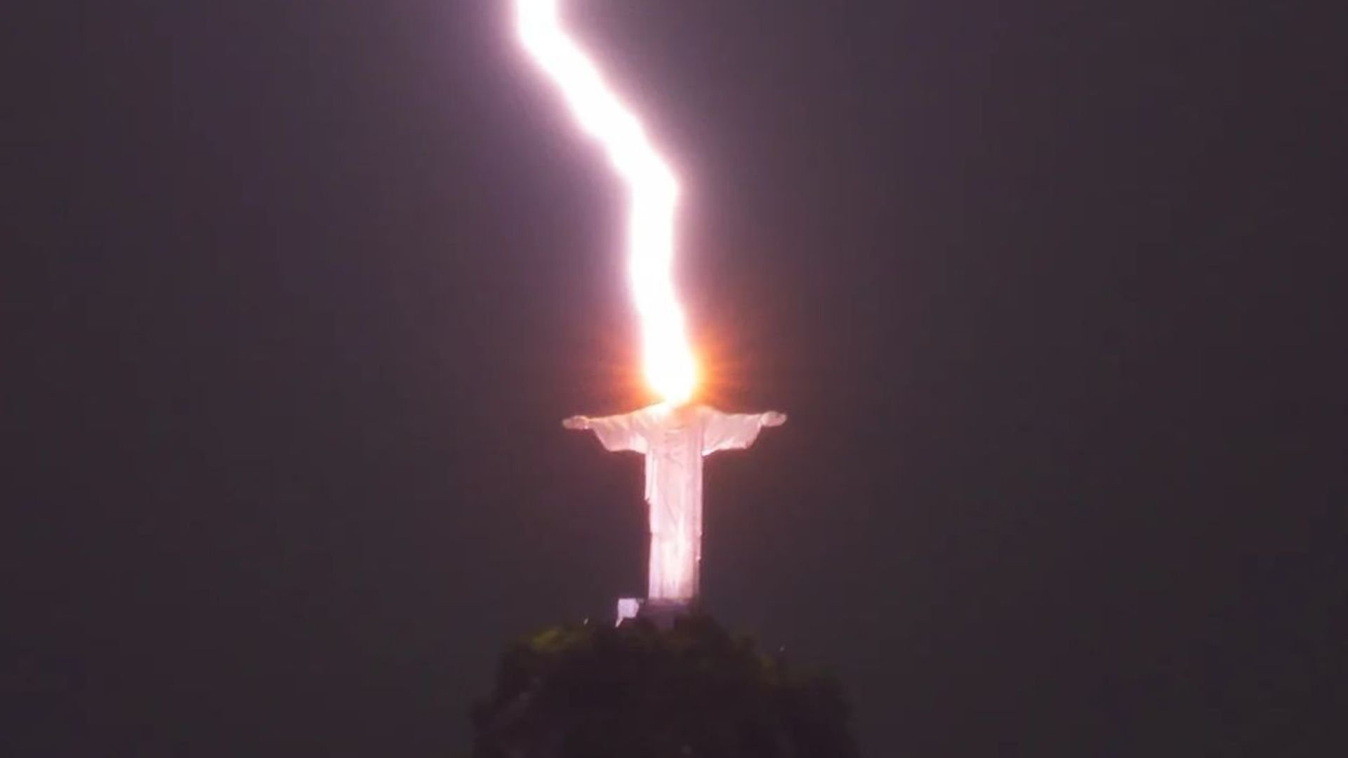 Un rayo divino la espectacular fotografía de un rayo impactando sobre