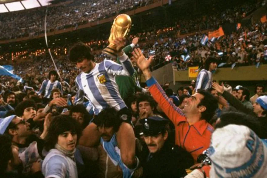 Daniel Passarella levanta la copa en el Mundial de Argentina 1978 (Fuente: El Gráfico)
