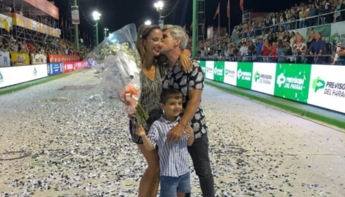 El Chato Prada le propuso casamiento a Lourdes Sánchez en los carnavales de Corrientes