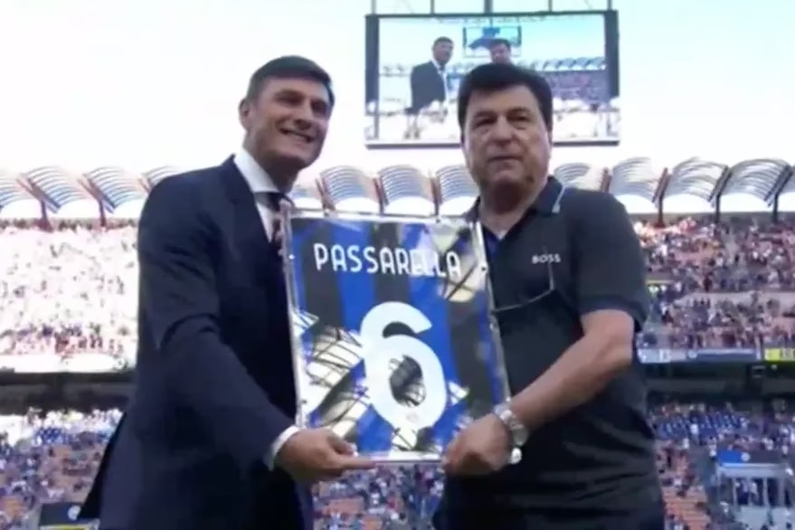 Daniel Passarella fue homenajeado por Inter en el Giuseppe Meazza: en la foto, con Javier Zanetti