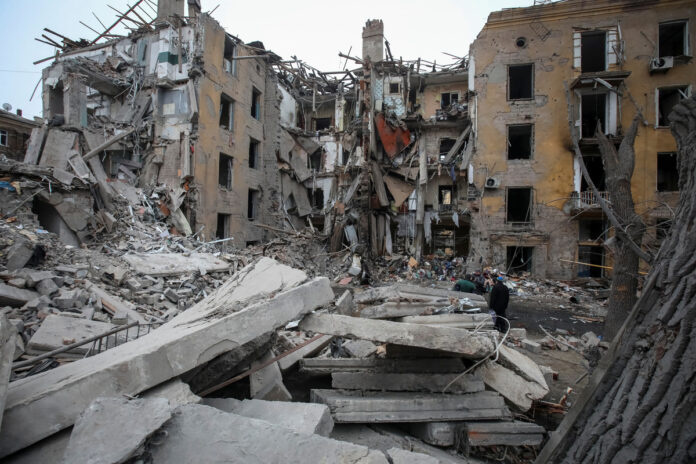 bombardeo ruso contra un edificio en Ucrania